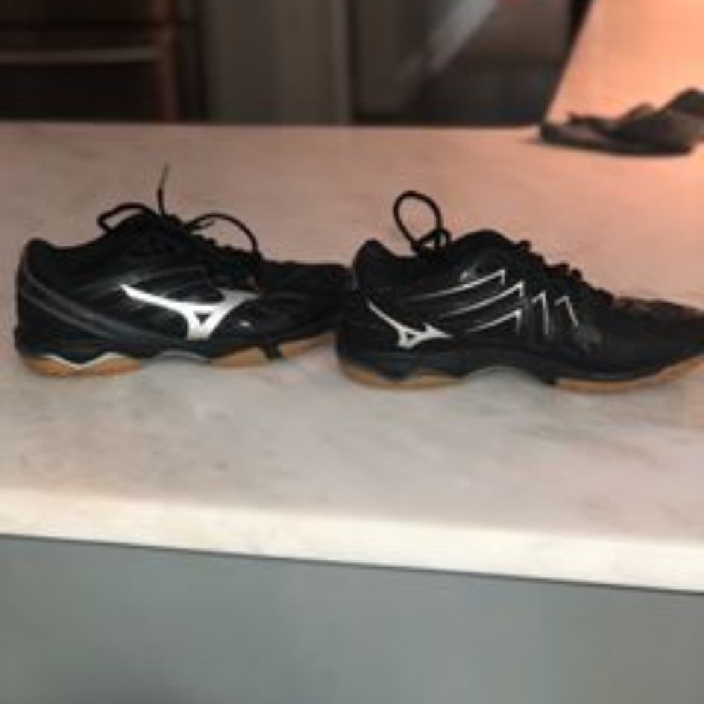 Mizuno Hurricane 3 Volleyball Shoes (size 7)